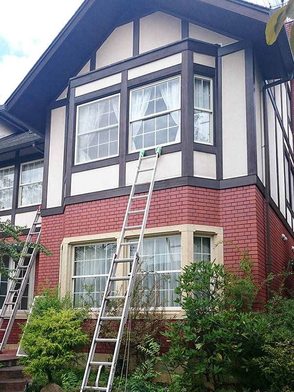 戸建住宅の外面の清掃の様子