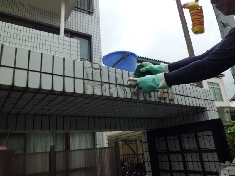 薬品で汚れを落とす写真